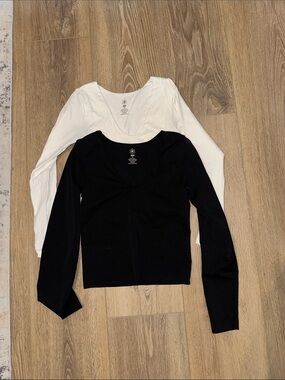 Aura Women's Long Sleeve V-Neck Tees - Black & White